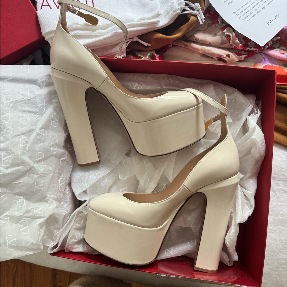Valentino Garavani Tan-GO Platform Pump 6 in, Light Ivory 37